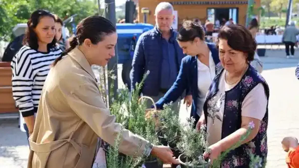 Başkan Sengel, kadın üreticilerle Efes Tarlası’nda buluştu
