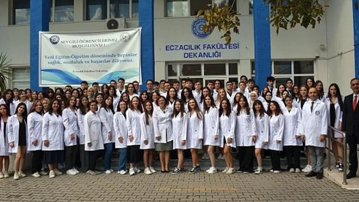 Egeli genç eczacıların beyaz önlük heyecanı