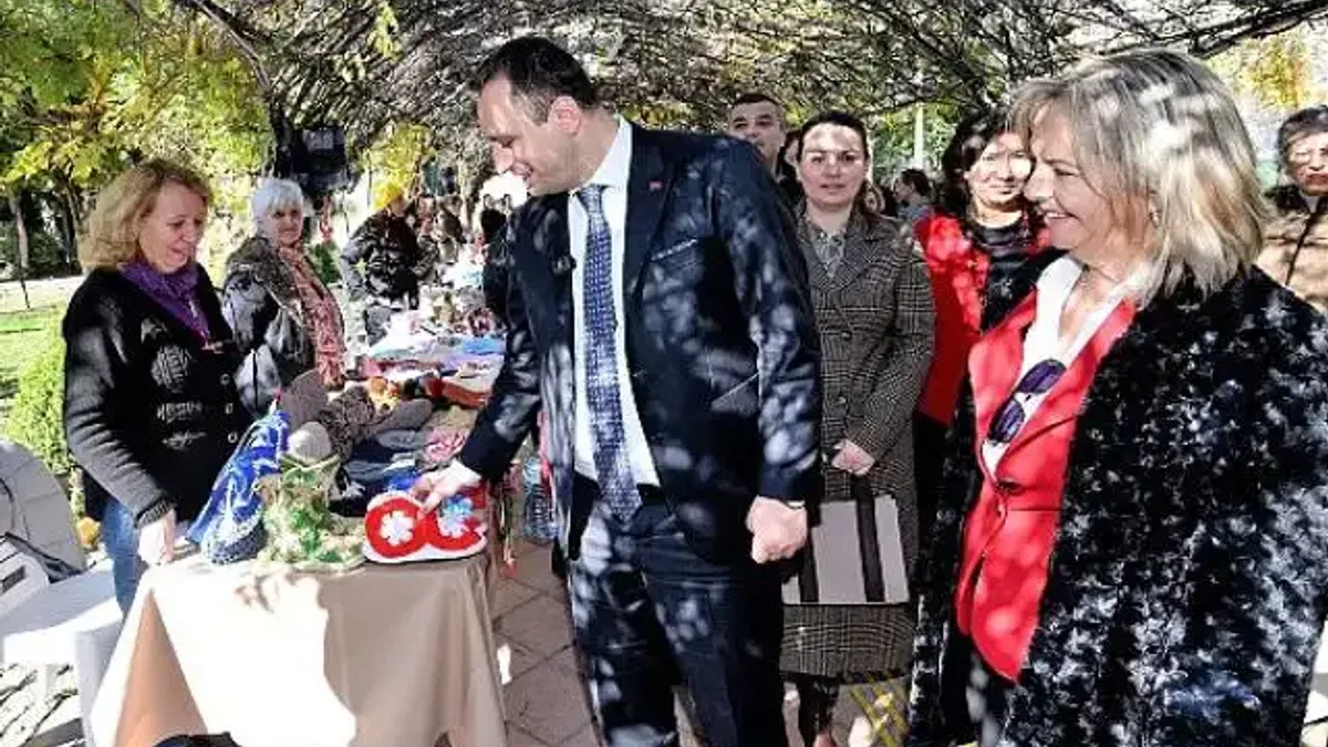 Bornova'da yılbaşı ruhu el emeği ürünlerle canlanıyor