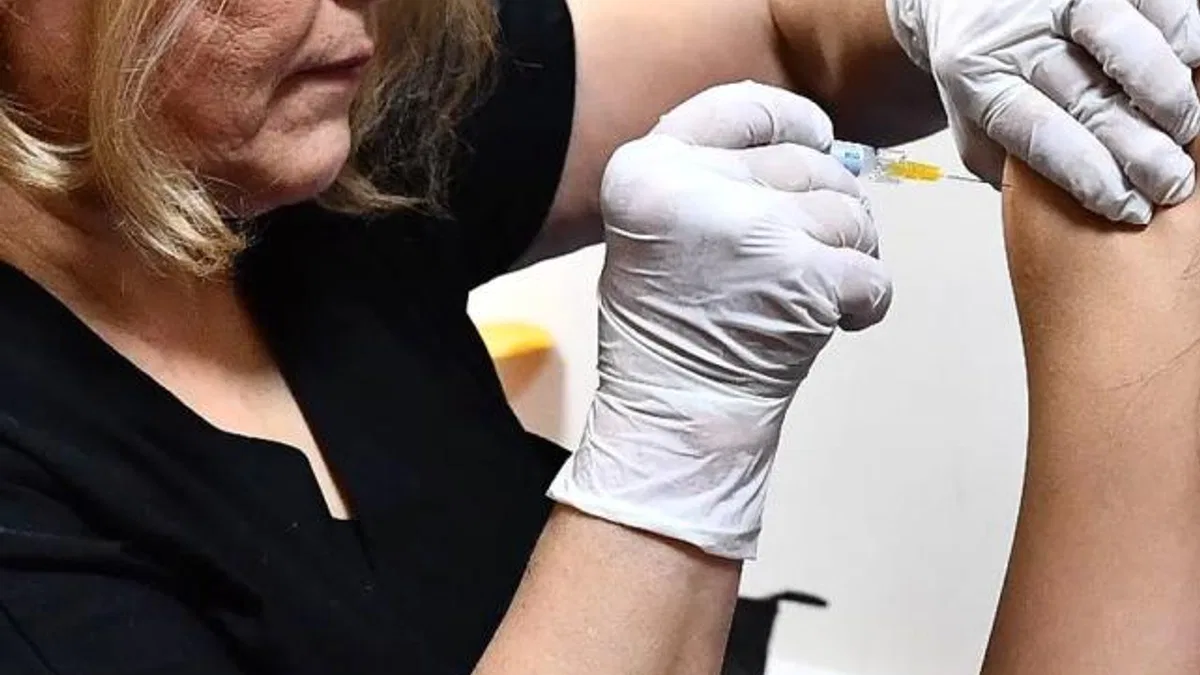 İzmir Büyükşehir HPV aşısı uygulamasını başlattı... Kadınlar ilk dozları yaptırdı