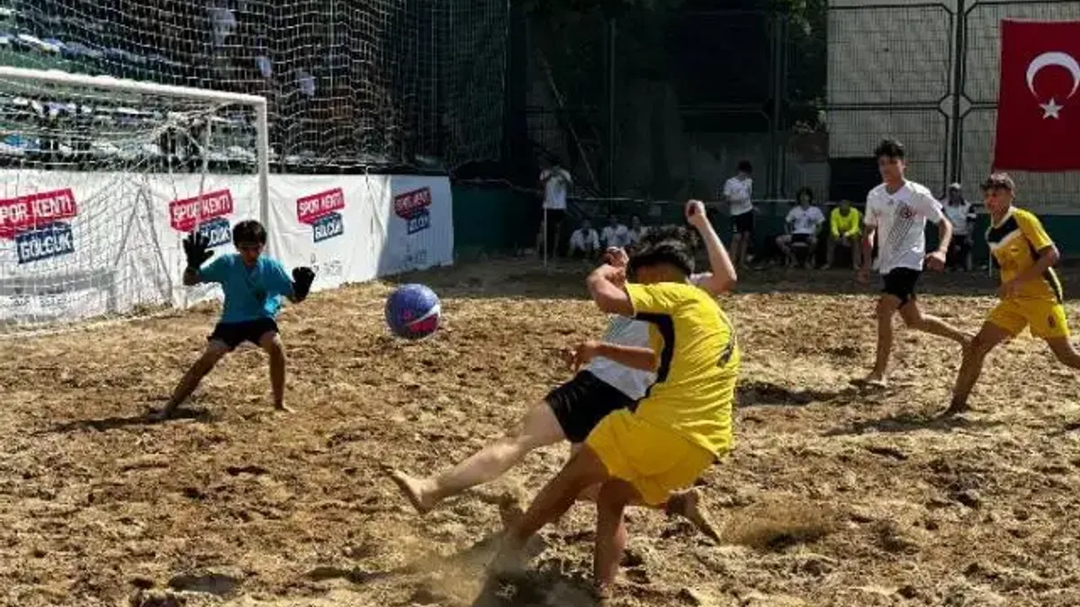 Kocaeli Gölcük'te 'kum futbolu' heyecanı