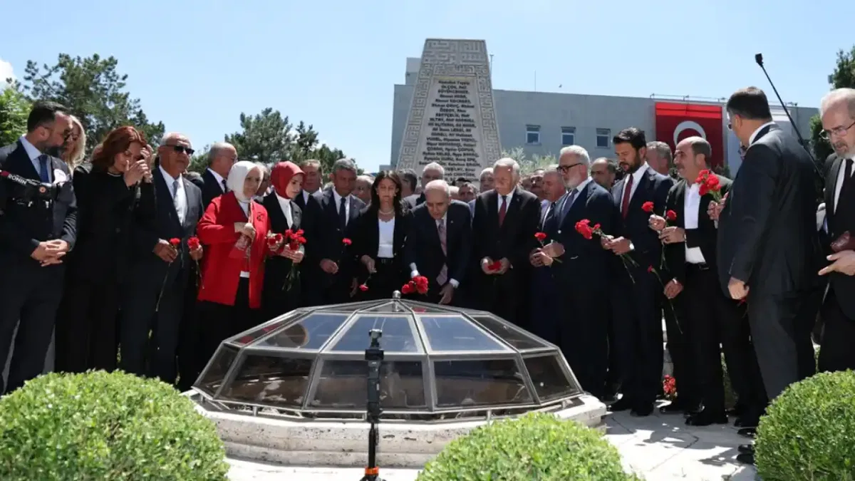 15 Temmuz'da TBMM'de ilk bombanın düştüğü alana karanfil bırakıldı