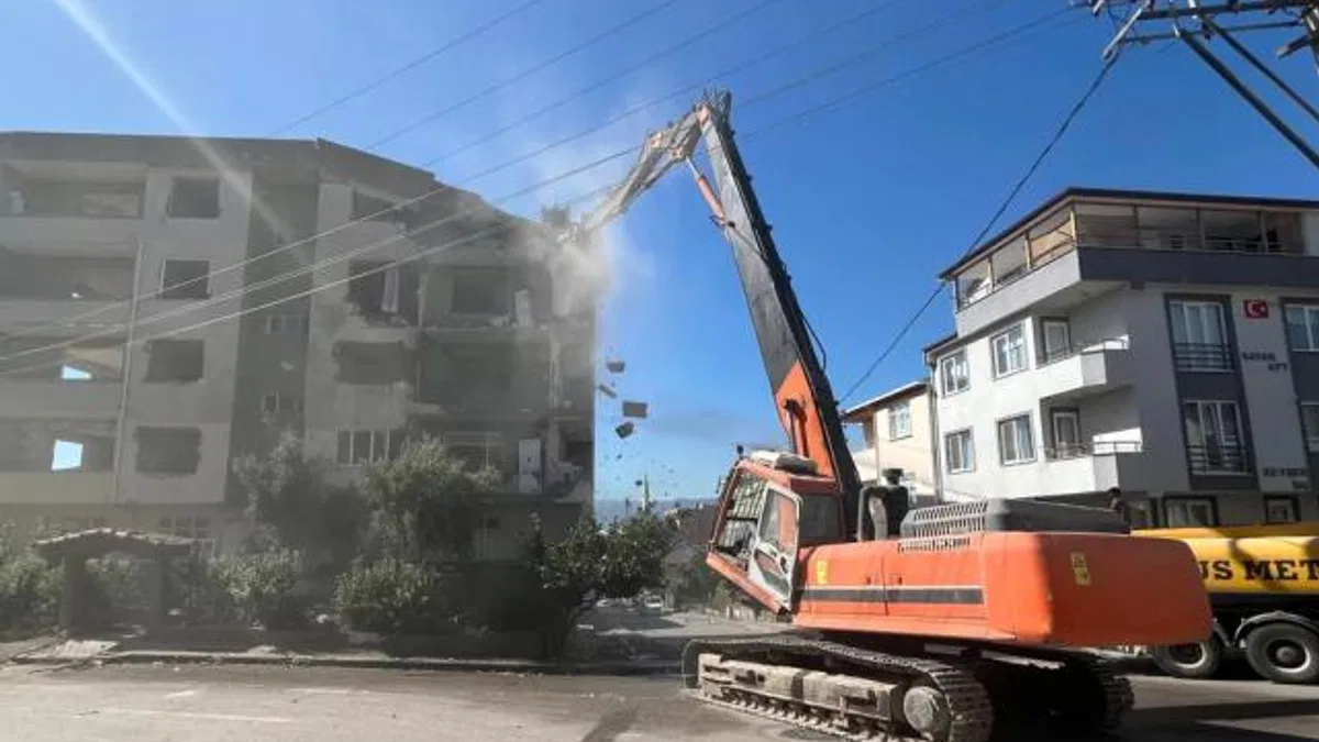 Derince’de ağır hasarlı binaya ilk kepçe