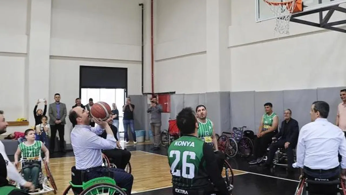 Konya'da tekerlekli sandalyede pota heyecanı