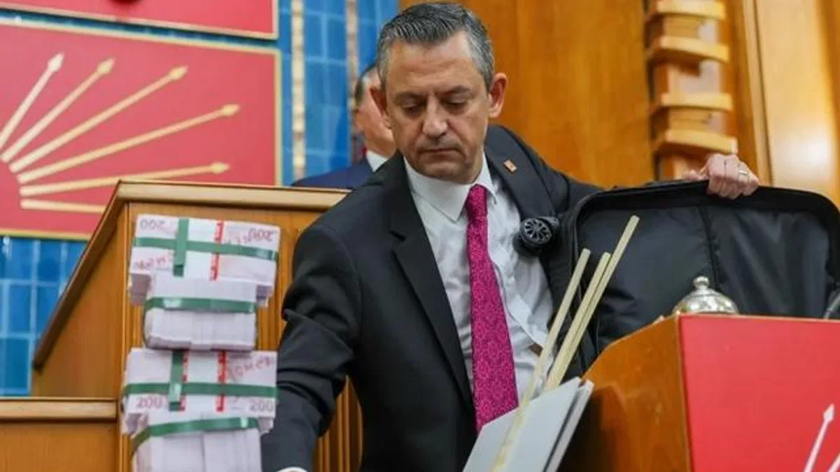 Deste deste banknotlarla 'Özel' gönderme! Özgür Özel: Parayı pul ettiler!