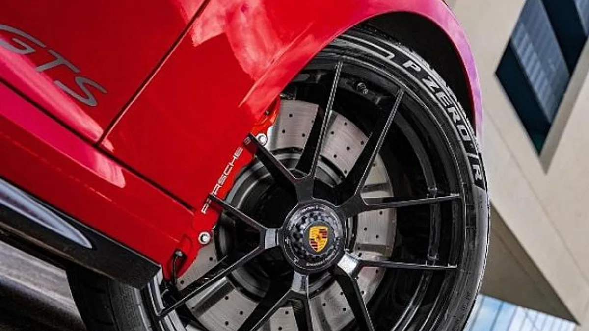 Pirelli, İlk Hibrit Motorlu Yeni Porsche 911 GTS'nin Ekipmanı Oldu