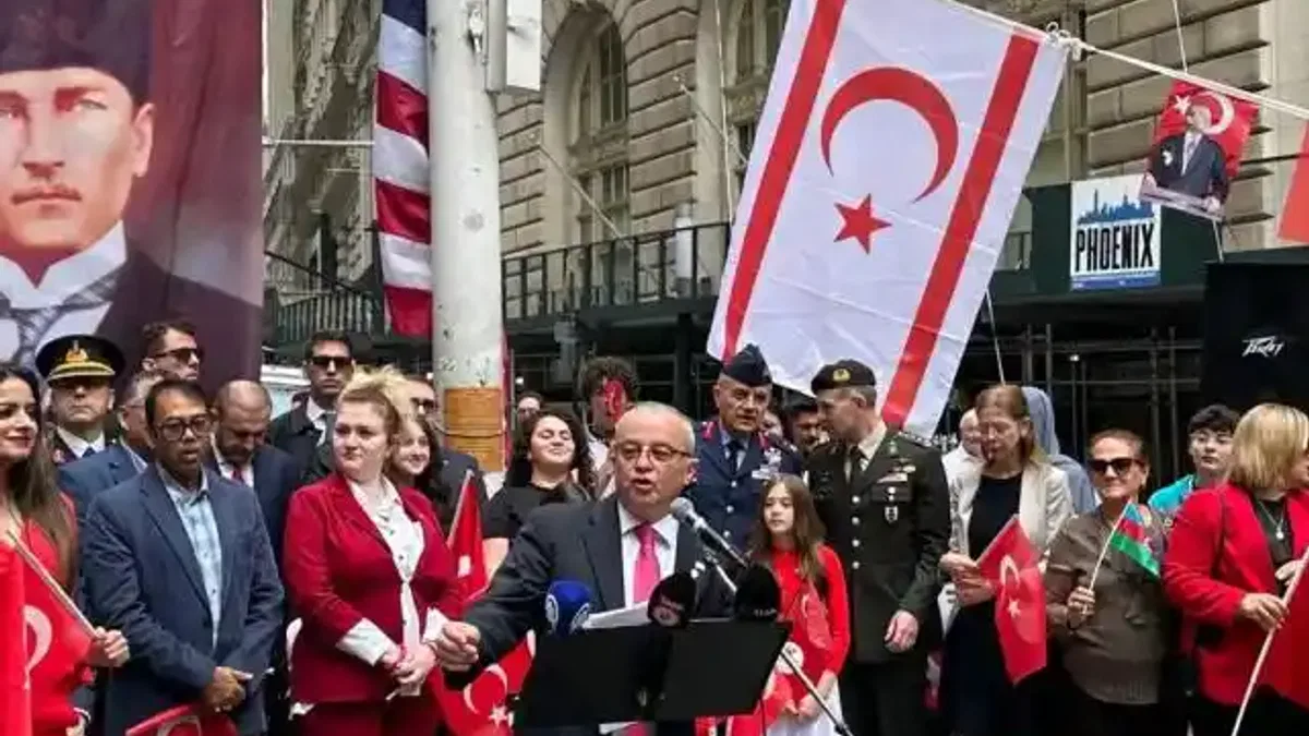Türk Bayrağı Wall Street'te göndere çekildi