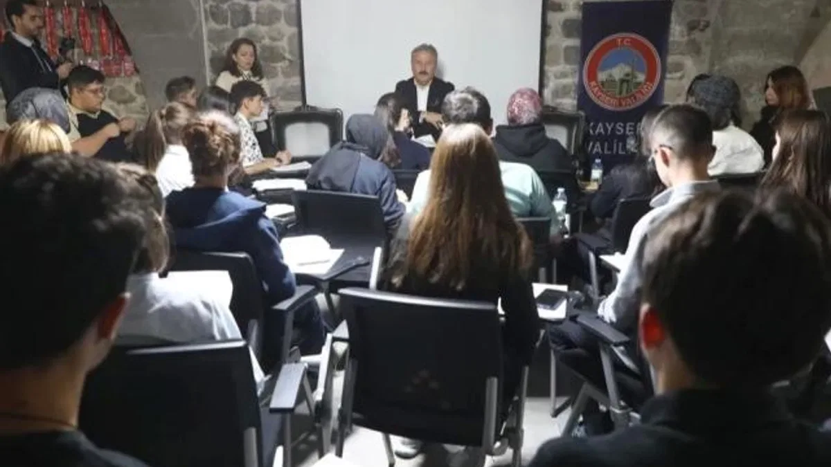 Mustafa Palancıoğlu Mektep Melikgazi'de öğrencilerle buluştu