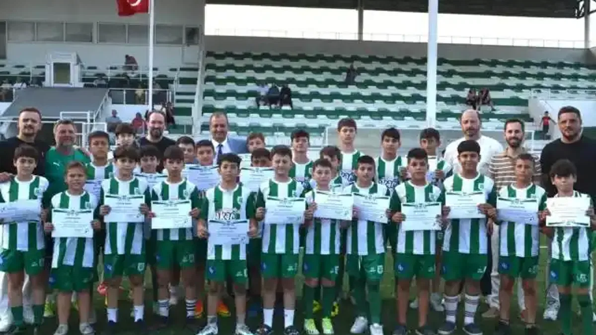 İznikspor Yaz Futbol Okulu’nda sertifika heyecanı