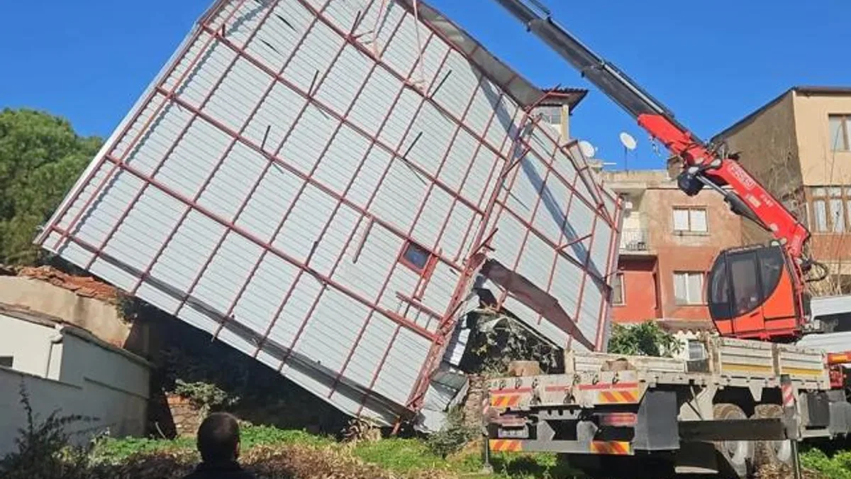 İzmir Büyükşehir'den sağanak ve fırtına mesaisi