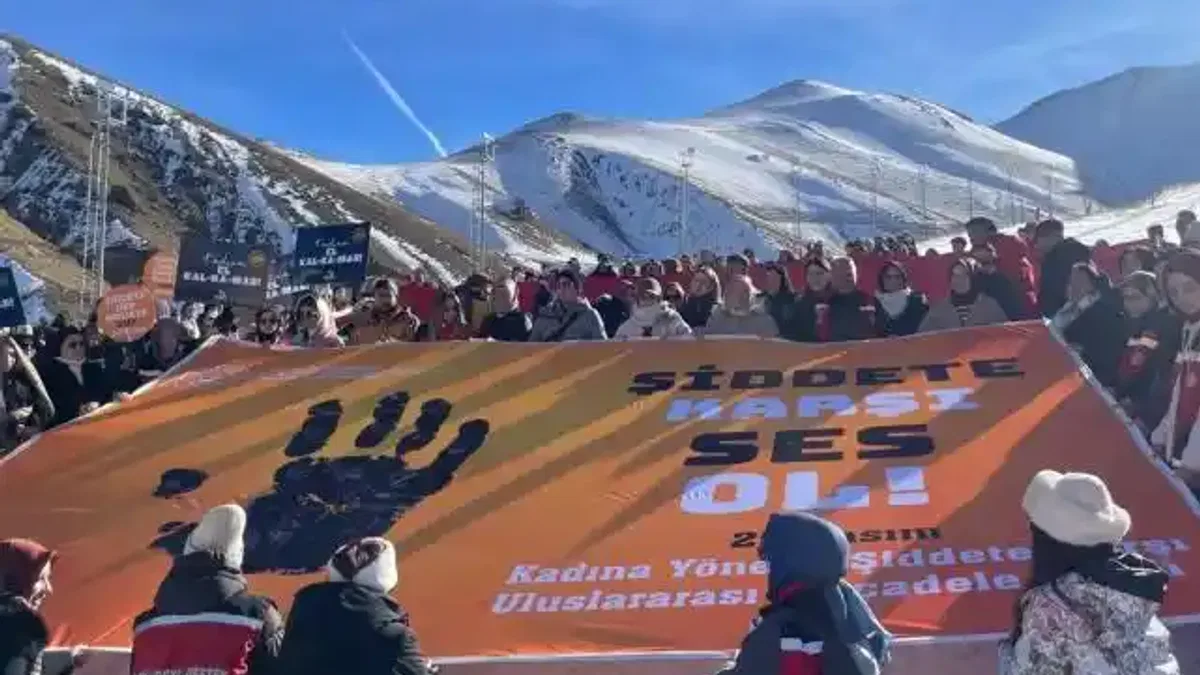 Palandöken’de 'Şiddete Karşı Tek Yürek'... Kadınlar ön saflarda yürüdü