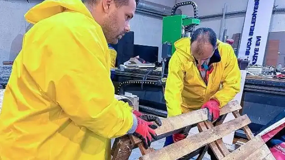 Buca'da atık malzemeler sokak hayvanları için yuvaya dönüşüyor