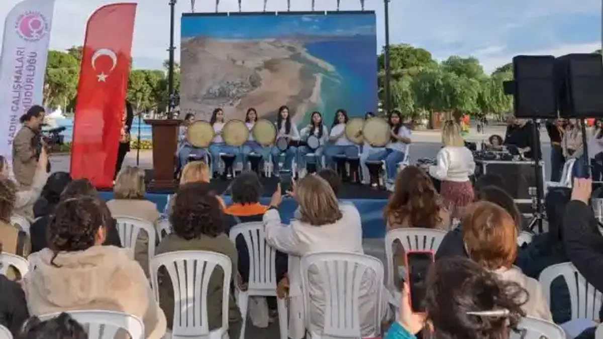 İzmir’de kadınlardan ''Buradayım, iyiyim'' mesajı