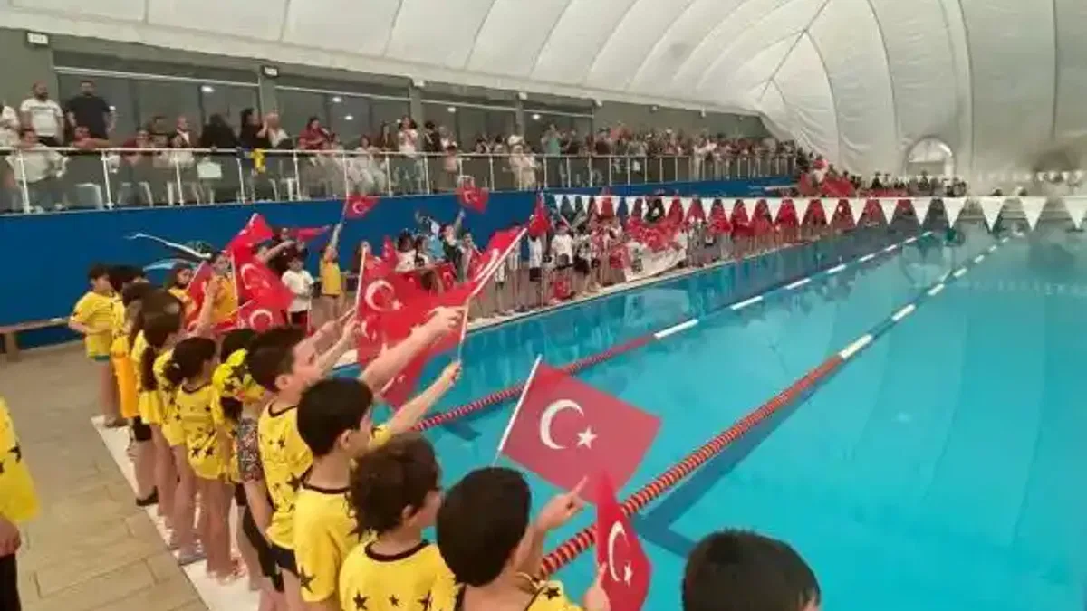 Kocaeli İzmit'te 23 Nisan’a özel yüzme yarışı