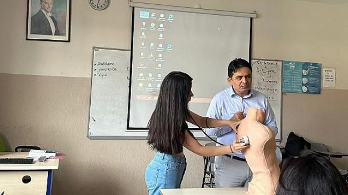 Prof. Dr. Ekşi, kendi geliştirdiği eğitim simülatörünü öğrencilerin eğitiminde kullanmaya başladı