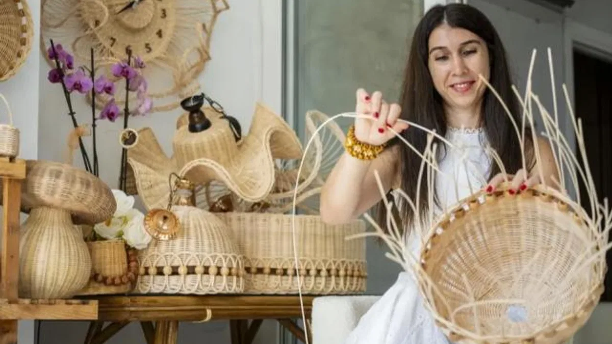 Rattan dokumayla hayatını değiştirdi