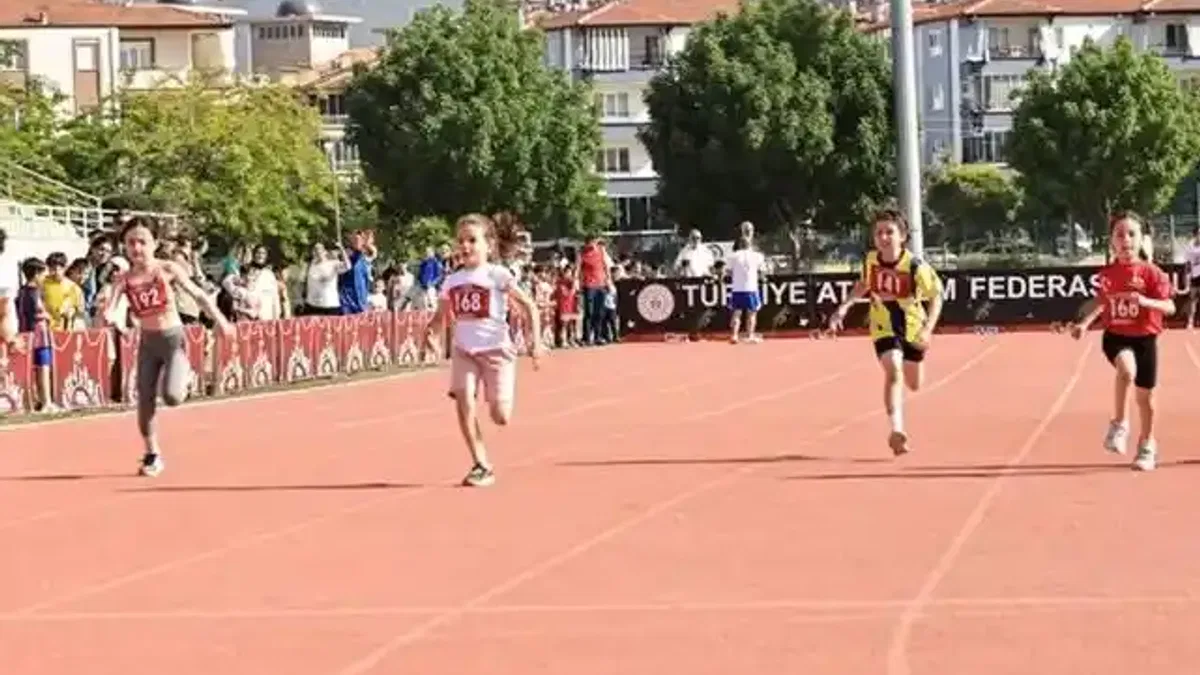 “En Hızlı Benim” atletizm yarışmasına yoğun ilgi
