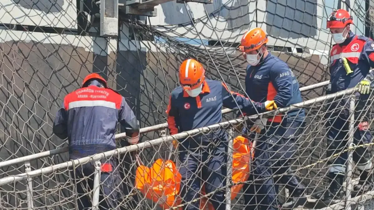 Trabzon’da İHA saldırısı kurbanı denizci gemiden çıkarıldı