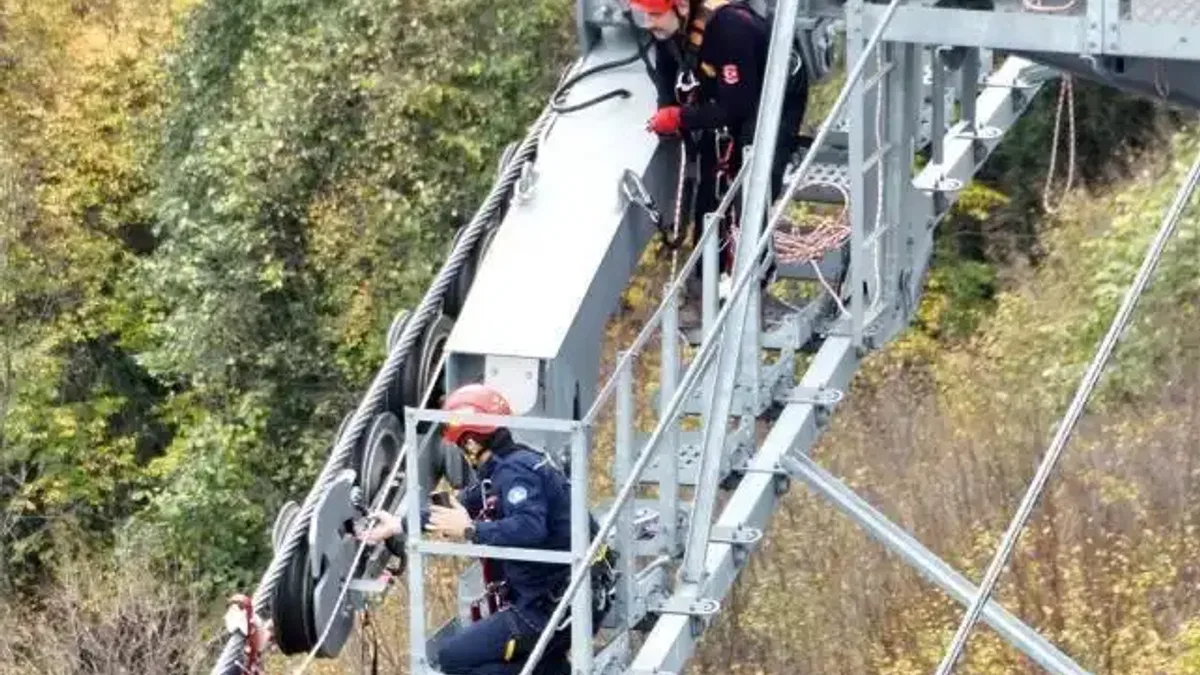 Kocaeli'de teleferik hattında nefes kesen kurtarma tatbikatı