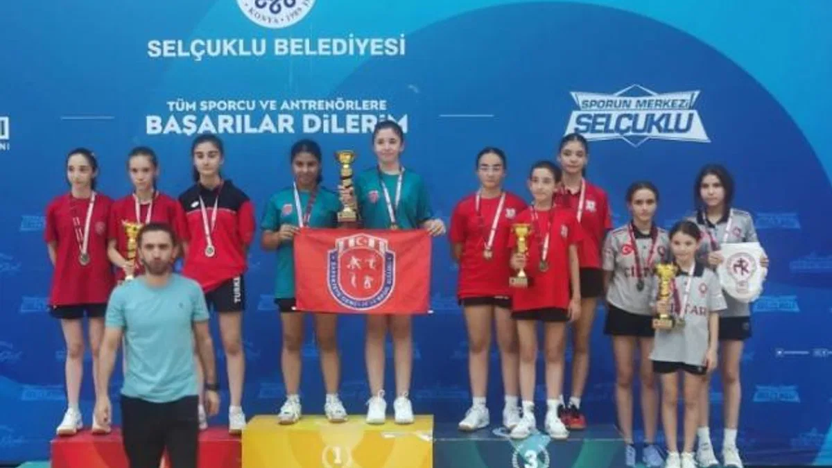 Yalovalı masa tenisçileri Türkiye üçüncüsü