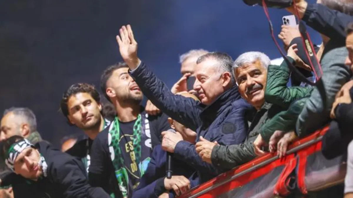 Başkan Büyükakın’a Kocaelispor taraftarlarından sevgi gösterisi