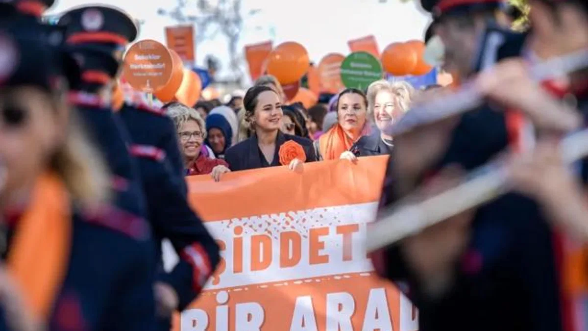 İzmir'de şiddete karşı 'turuncu' yürüyüş