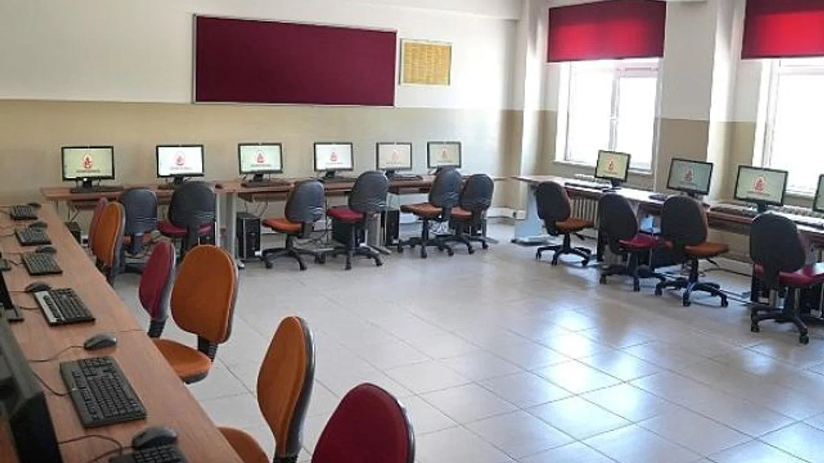 İETT'nin gençlere teknoloji desteği sürüyor.