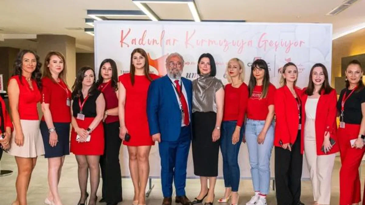 Kadınlar kalpleri için kırmızıya geçti