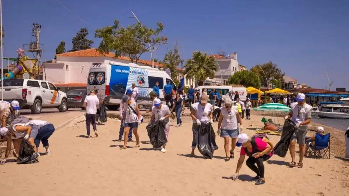 İzmir'de Kocakum Plajı'ndan 750 kilogram atık toplandı