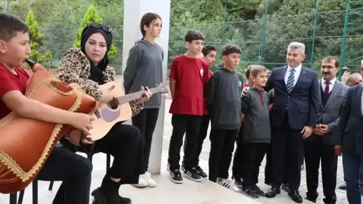Artvin'de tulumla karşılanan Vali Ergün'den halı saha istediler