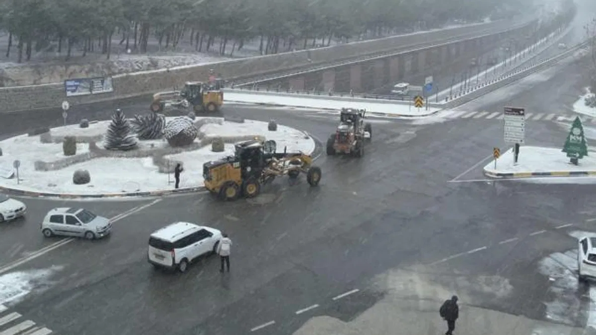 Gaziantep’te karla mücadeleye tüm hızıyla devam