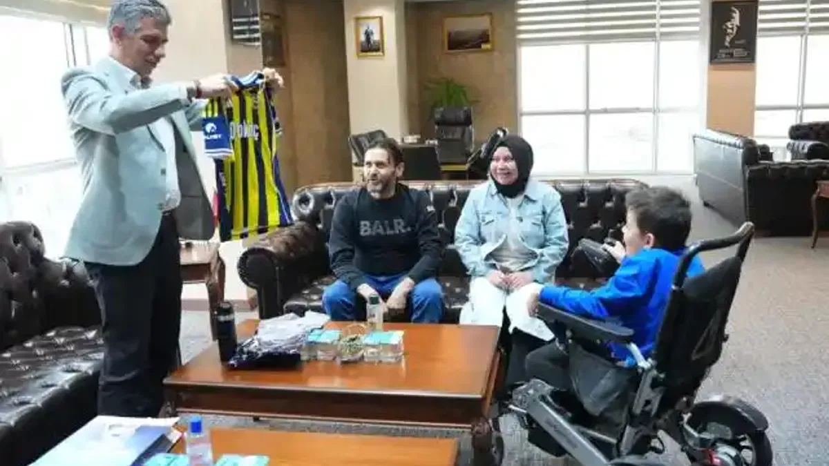 Soma’da Başkan Okur’dan minik Şenol’a forma hediyesi