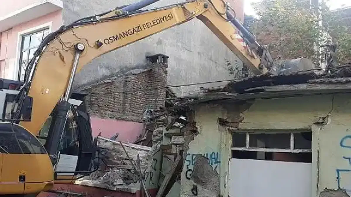 Tehlike saçan metruk bina yıkıldı