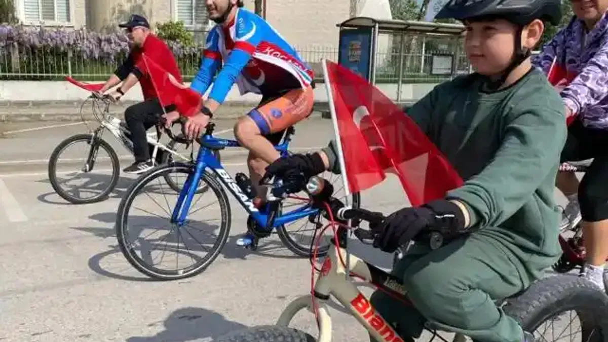 İzmit’te 23 Nisan coşkusu bisiklet turu ile başladı