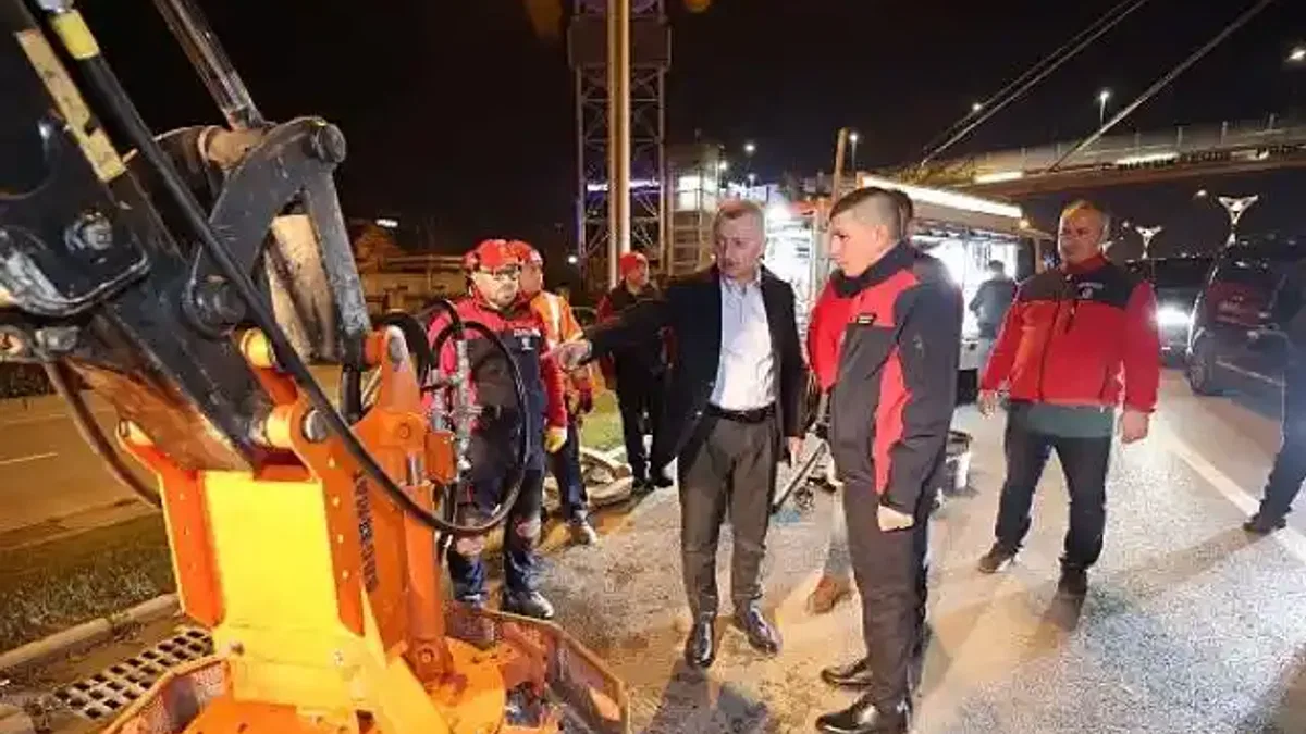 Büyükşehir'de yeni yıl gecesi de yol bakım hizmeti devam etti