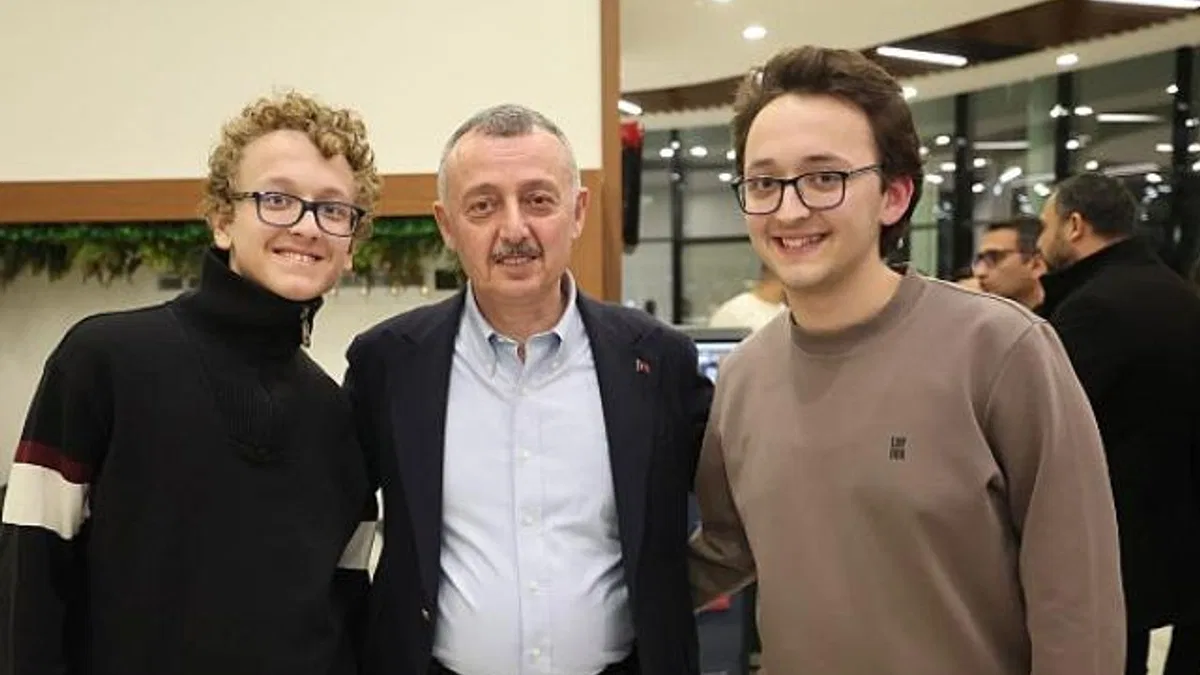 Yeni yıla kütüphanede giren öğrencilere Başkan Büyükakın'dan sürpriz