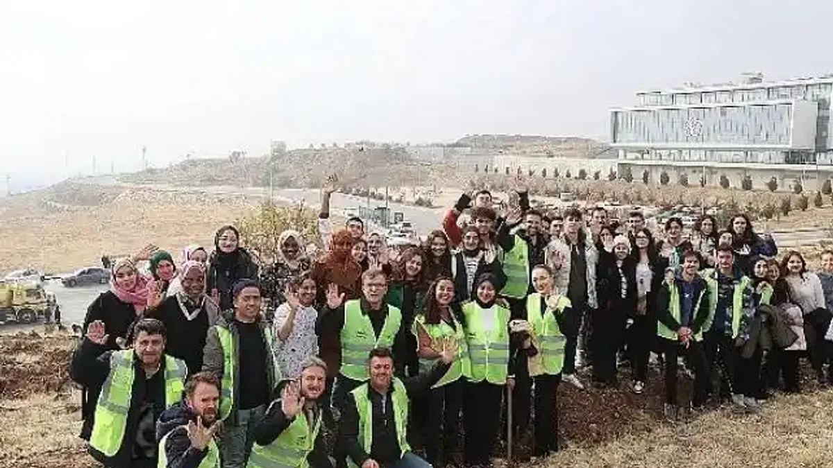 Milli Ağaçlandırma Günü'nde Üniversiteli Gençler Fidanları Toprakla Buluşturdu