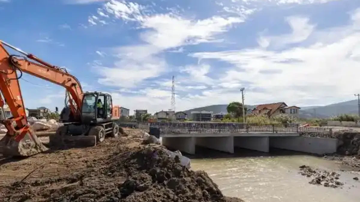 İzmir Yarımada’daki derelerden 100 bin ton malzeme çıkarıldı