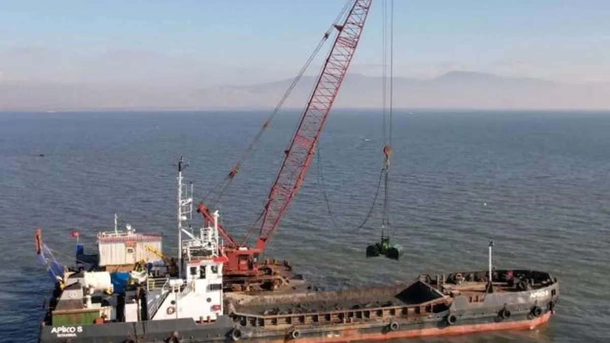 İzmir Körfezi'nden 60 bin ton çamur çıkarıldı