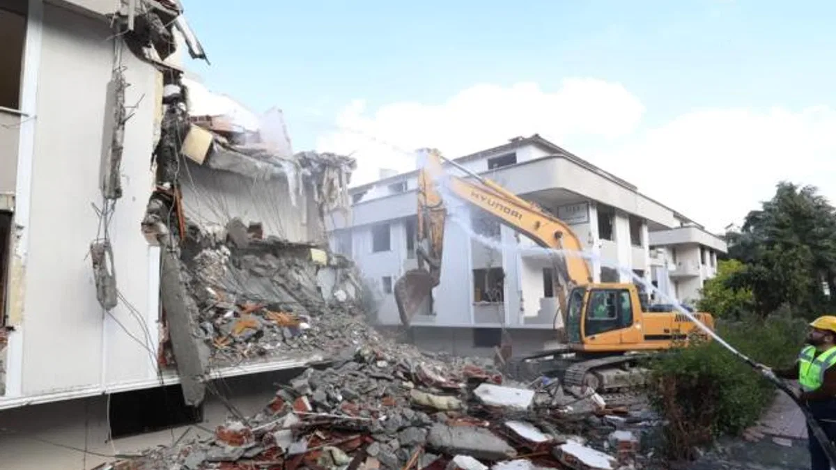 Bakırköy'de riskli binalar güvenli hale geliyor... 5 binada yıkım başladı