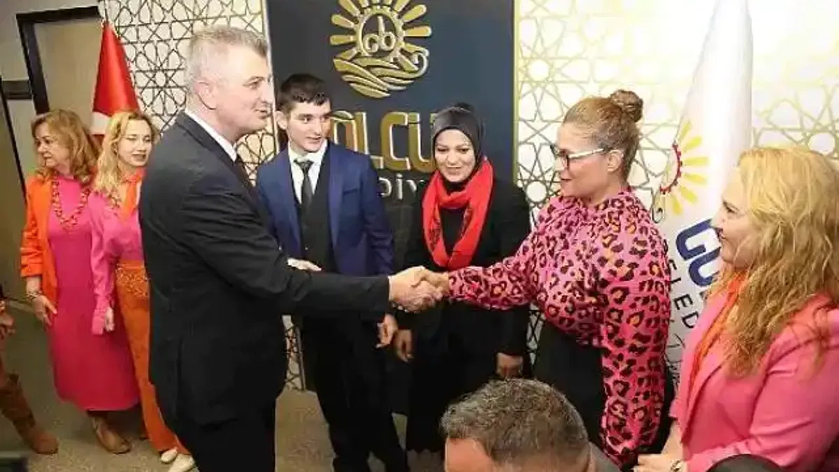 Gölcük Belediye Başkanı Ali Yıldırım Sezer, 3 Aralık Dünya Engelliler Günü kapsamında, başkanlık görevini özel birey Anıl Ege Aydın'a devretti.