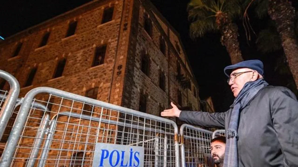 İzmir'de gece nöbetine devam... CHP'li Tanal pense ile plastik kelepçeleri kesti!