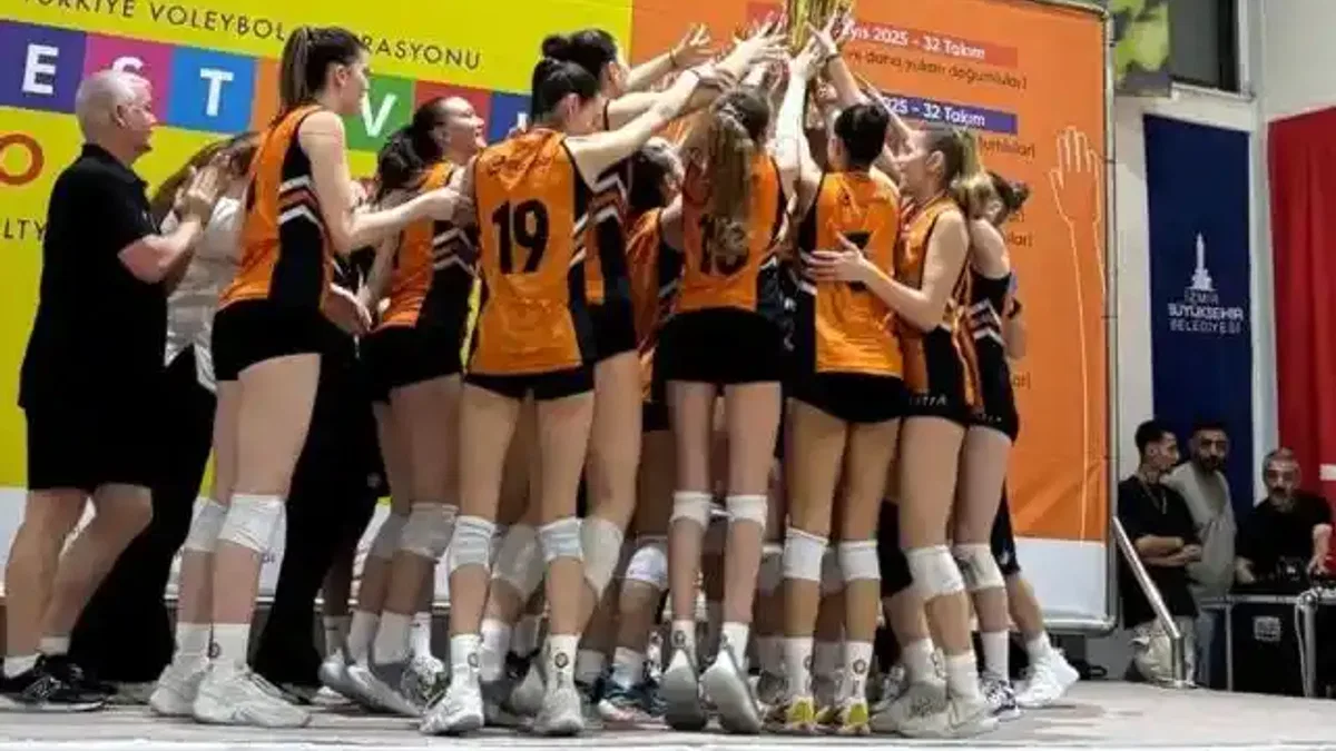 İzmir'de 'Festival Voleybol'da ilk ödüller verildi
