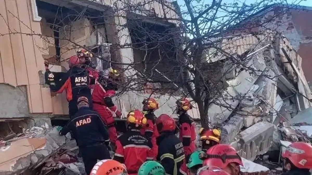 Gebze’de bina çöktü: 5 kişi enkaz altında