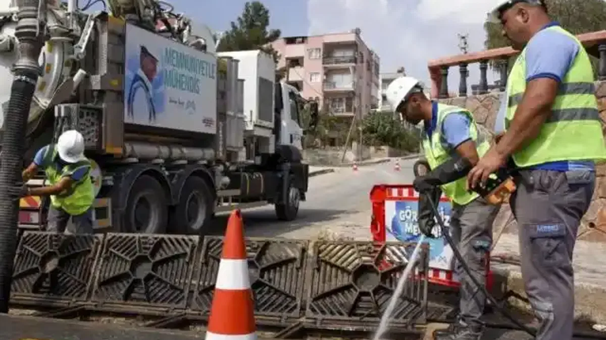 Mersin'de taşkınlara karşı 7/24 temizlik mesaisi