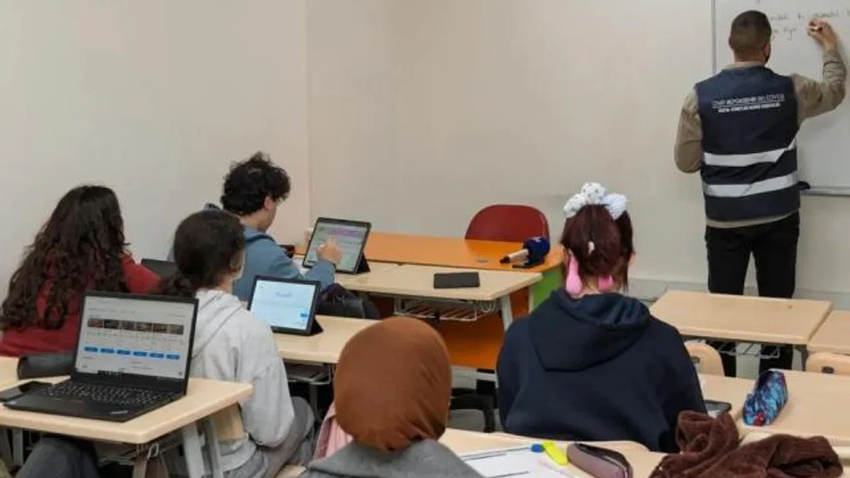 İzmirli öğrencilere yapay zekâ destekli matematik