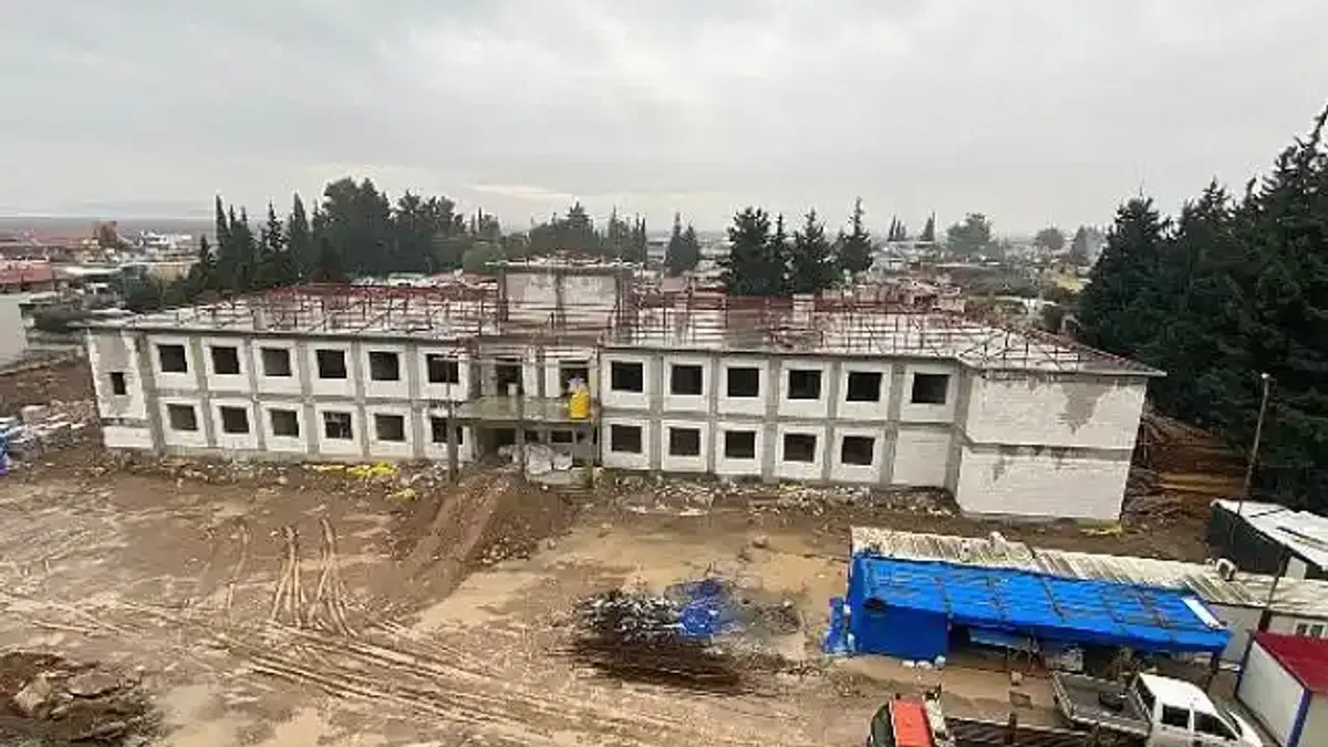 Büyükşehir'in Hatay'daki okul binası yükseliyor