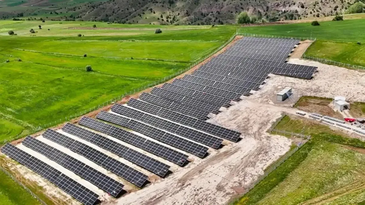 Sivas Belediyesi enerjisini güneşten üretecek... Özbelsan GES hizmete girdi