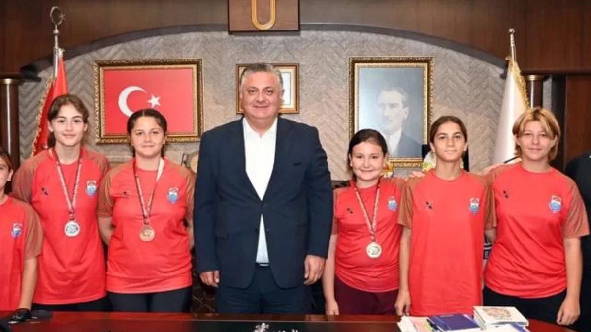 Yalovalı başarılı güreşçilerden Başkan Gürel'e ziyaret