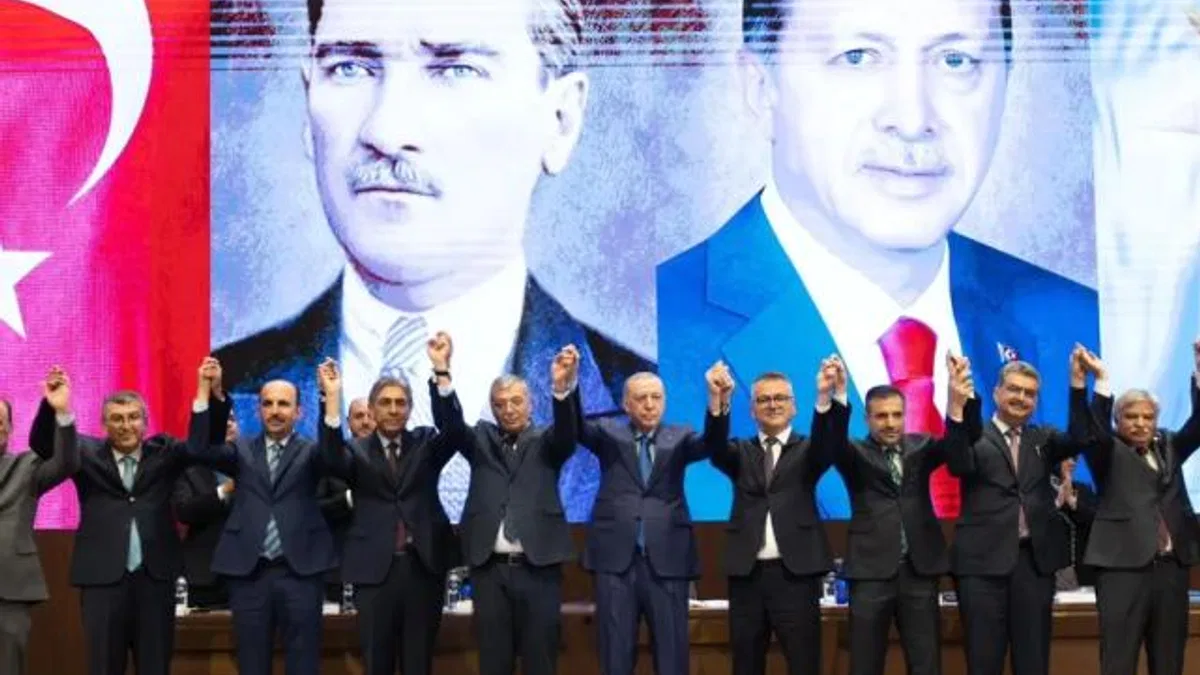 İki belediye başkanı AK Parti’ye katıldı... Rozetleri Erdoğan taktı!